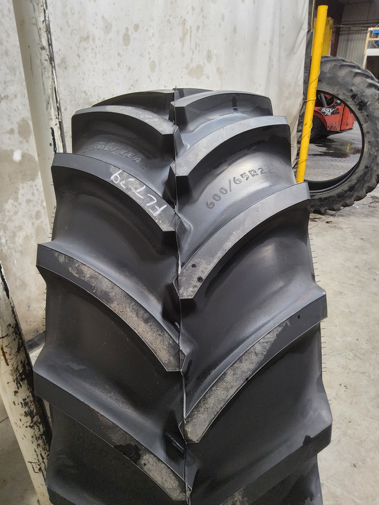 600/65R28 Goodyear Farm DT824 Optitrac R-1W 154B