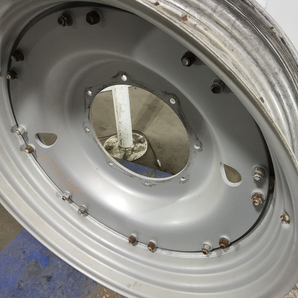 8-Hole Stub Disc (groups of 2 bolts) Center for 38"-54" Rim, Case IH Silver Mist