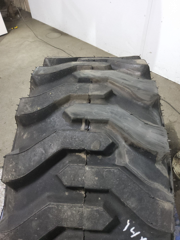 14-17.5 Titan Farm Trac Loader SS R-4 C (6 Ply), 99%