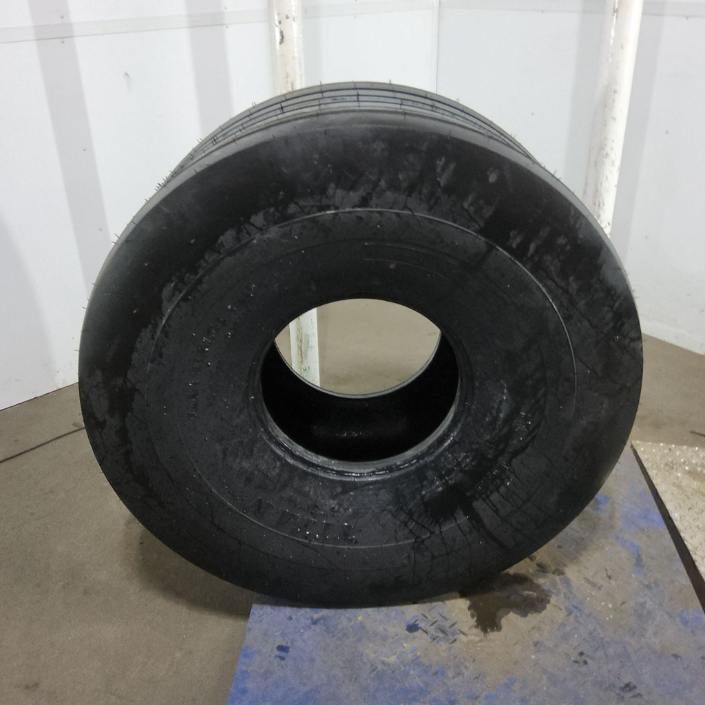 21.5L-16.1SL Titan Farm Hi Flotation I-1 D (8 Ply), 99%