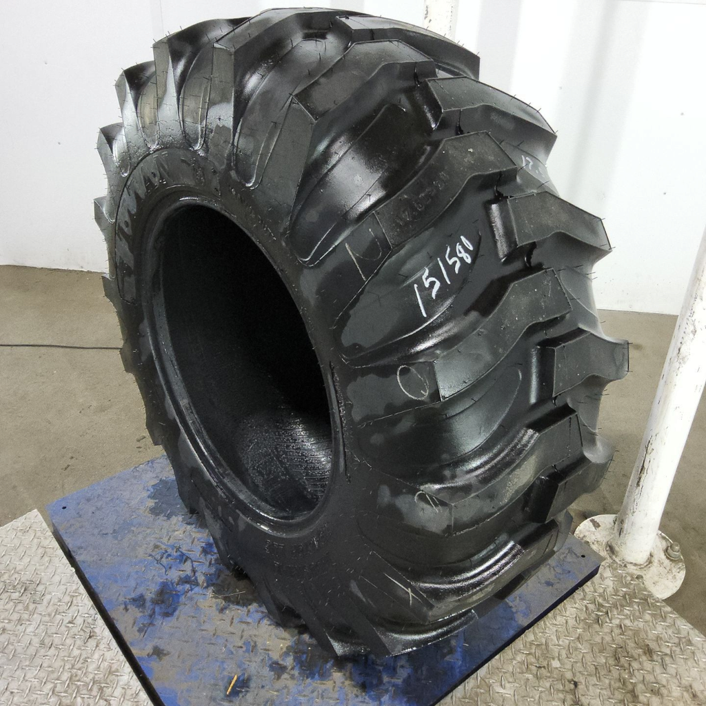 17.5L-24 Titan Farm Industrial Tractor Lug R-4 D (8 Ply)