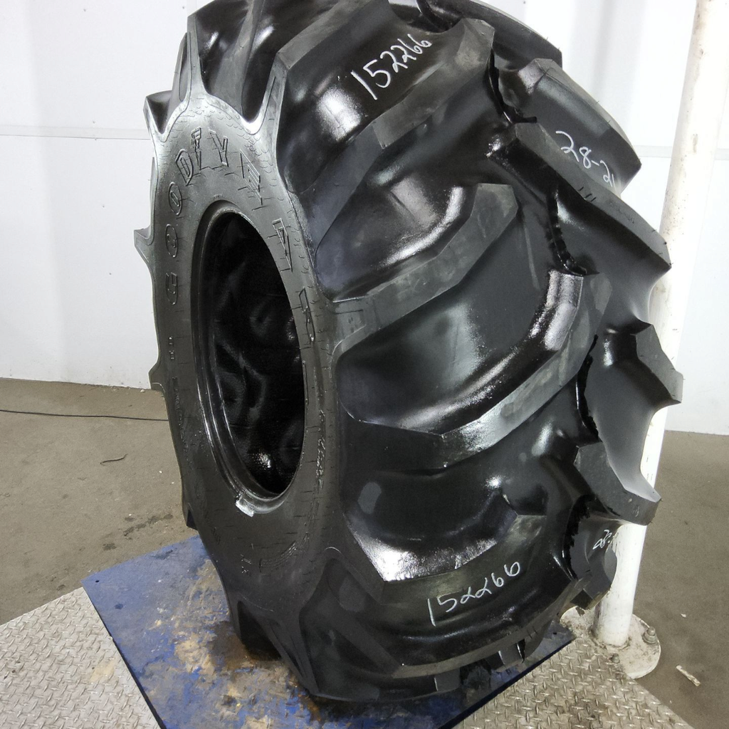 28L-26 Goodyear Farm Dyna Torque II R-1 F (12 Ply), 95%