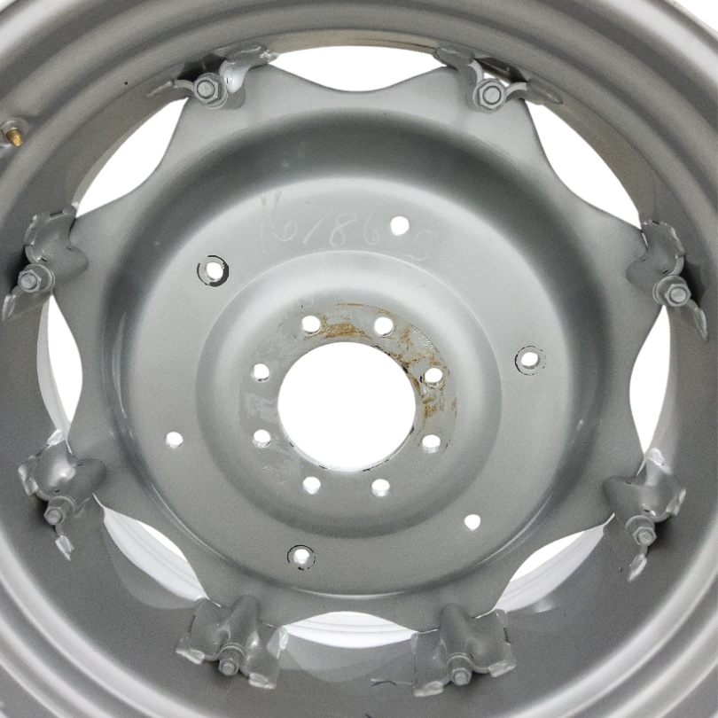 8-Hole Clamp/Loop Style Center for 34" Rim, Case IH Silver Mist